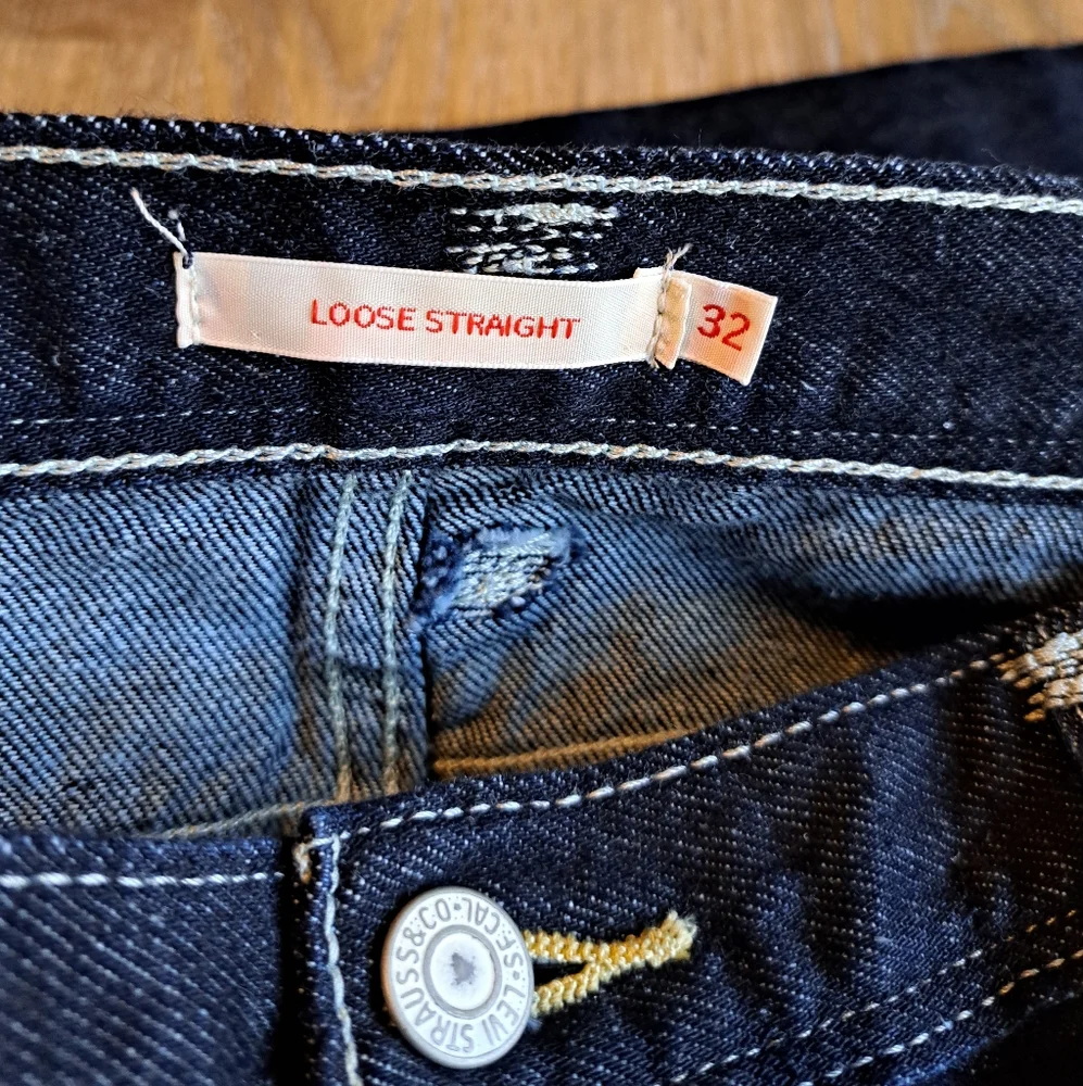 Size 32 X 30 Levi's Red Loose Straight Jeans - Picture 5 of 7